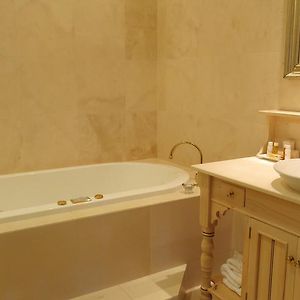Executive King Room Spa Bath